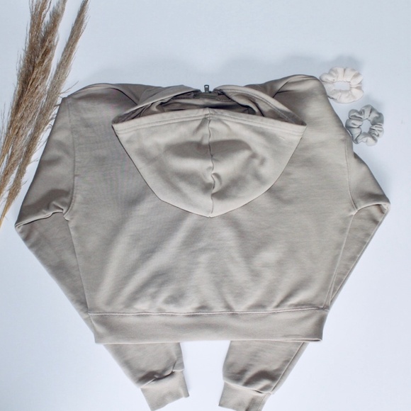 SKIMS Outdoor Zip Up - Picture 4 of 6